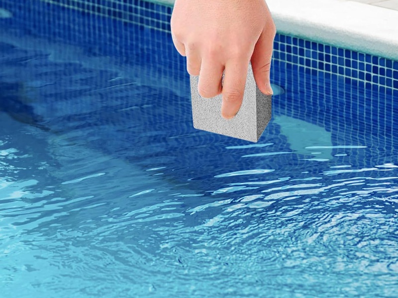 Čistenie usadenín v bazéne