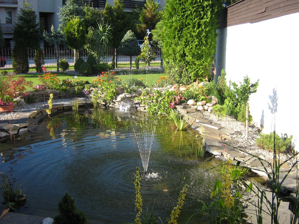 Z�hradn� jazierko s font�nkou