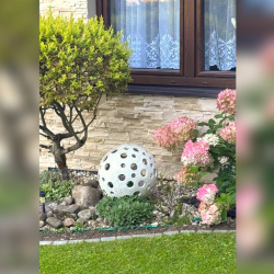D105 Deravá guľa záhradná betónová dekorácia D105 Deravá guľa záhradná betónová dekorácia