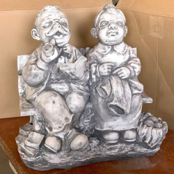 Babka s dedkom na lavičke - Betónová dekorácia Babka s dedkom na lavičke - Betónová dekorácia
