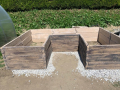Vyvýšený záhon s betónových dosiek s imitáciou dreva