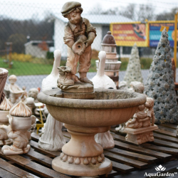 F18 Záhradná betónová fontána Chlapec so džbánom F18 Záhradná betónová fontána Chlapec so džbánom