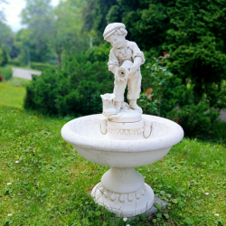 F18 Záhradná betónová fontána Chlapec so džbánom F18 Záhradná betónová fontána Chlapec so džbánom