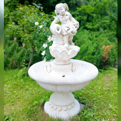 Záhradná betónová fontána Dievča so džbánom Záhradná betónová fontána Dievča so džbánom