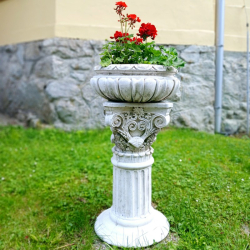 Záhradný betónový kvetináč na stĺpe Záhradný betónový kvetináč na stĺpe