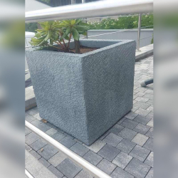 Záhradný betónový kvetináč Záhradný betónový kvetináč