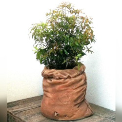 Záhradný betónový kvetináč Vrece Záhradný betónový kvetináč Vrece