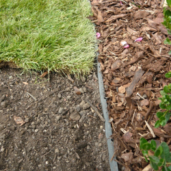 Neviditeľný plastový obrubník Neviditeľný plastový obrubník