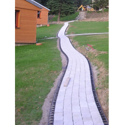 Neviditeľný plastový obrubník Neviditeľný plastový obrubník