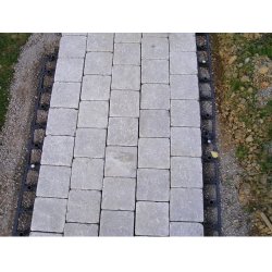 Neviditeľný plastový obrubník Neviditeľný plastový obrubník